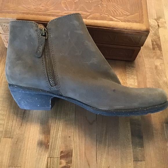 Clarks Wilrose Frost Taupe suede finish leather side zip gum sole boot 8.5 / 9 - Picture 7 of 15